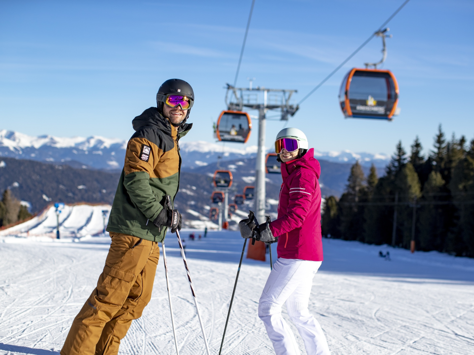 Paar beim Skifahren am Kreischberg in Murau (c) Kreischberg - Tom Lamm. Paar beim Skifahren am Kreischberg in Murau (c) Kreischberg - Tom Lamm.