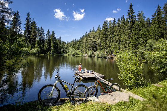 Radfahren um einen See in Murau
