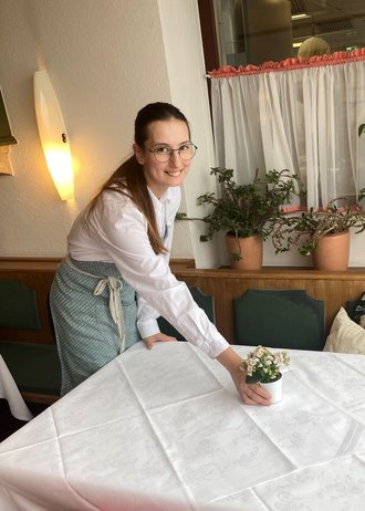 Natascha beim Tisch decken im Murauer Gasthof Hotel Lercher