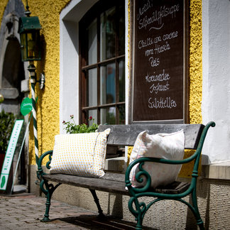 Bankerl vorm Murauer Gasthof Hotel Lercher. Bankerl vorm Murauer Gasthof Hotel Lercher.