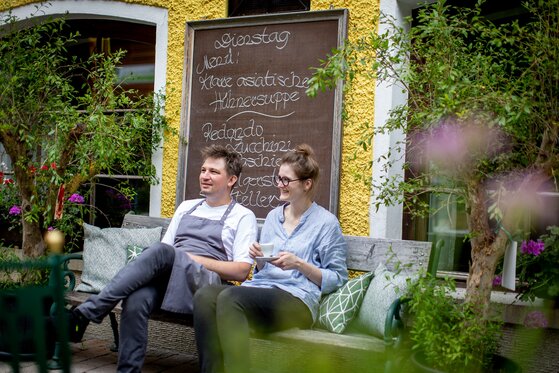 Anna Lercher und Daniel Leitner vorm Hotel. Anna Lercher und Daniel Leitner vorm Hotel.