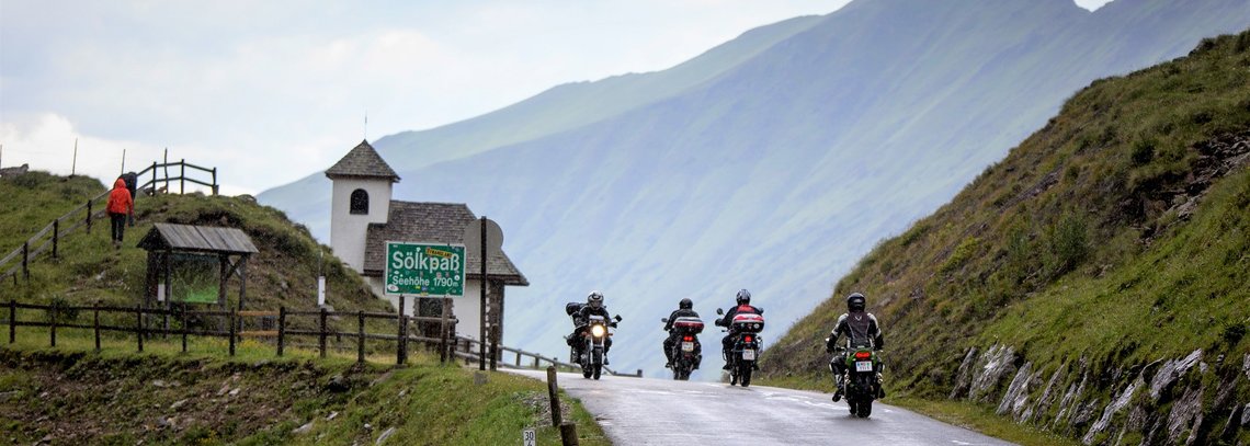 Motorradfahrer am Sölkpass (c) Tom Lamm