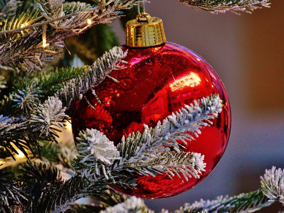 Weihnachtskugel am Baum. Weihnachtskugel am Baum.