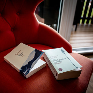 Bücher auf einem Couchsessel im Hotel Lercher. Bücher auf einem Couchsessel im Hotel Lercher.