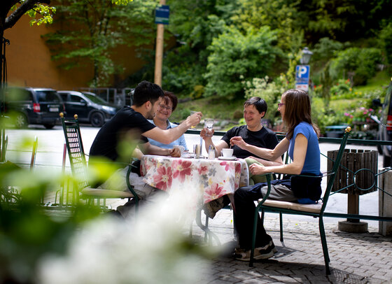 Gäste auf der Terrasse vom Hotel Lercher.