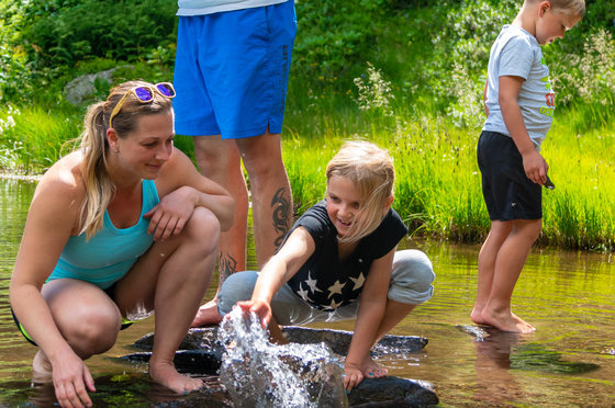 Familie beim Grünsee (c) Attisani