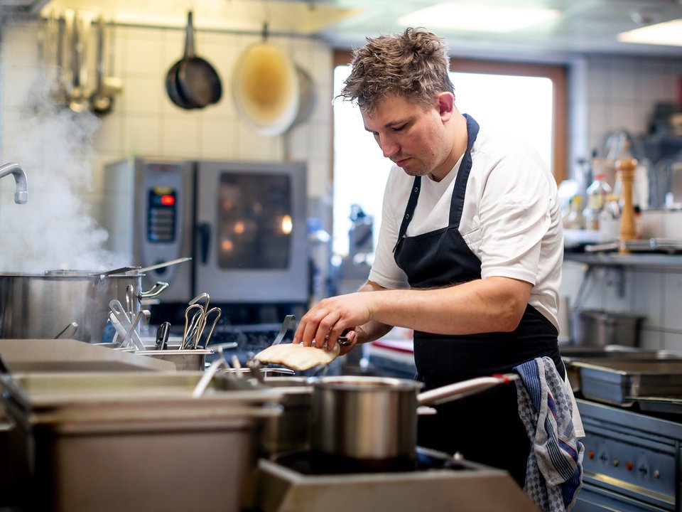Küchenchef Daniel in der Küche (c) TVB Murau - Tom Lamm Küchenchef Daniel in der Küche (c) TVB Murau - Tom Lamm