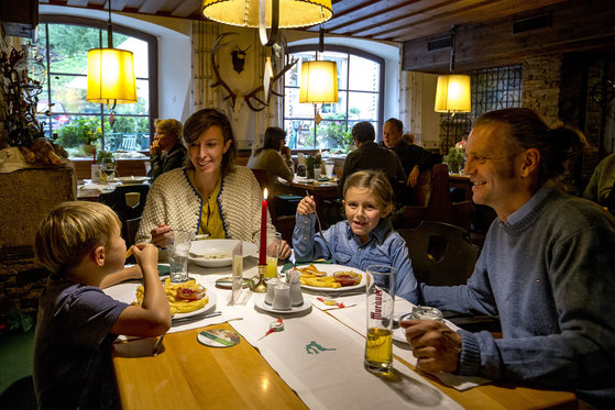 Groß und Klein genießen das Essen im Murauer Gasthof