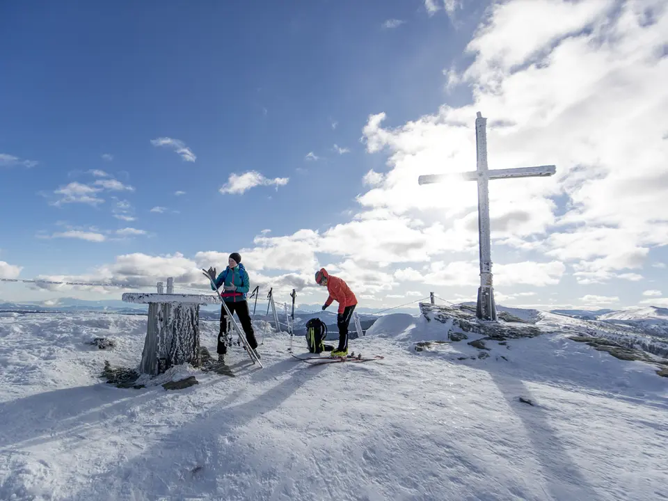 Gipfelkreuz im Winter (c) Tom Lamm