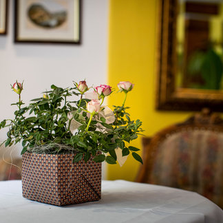 Blumen an der Rezeption im Hotel Lercher.