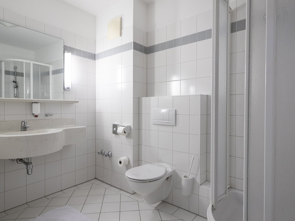 Bad im Hotel Doppelzimmer 4* im Hotel Lercher Bad im Hotel Doppelzimmer 4* im Hotel Lercher