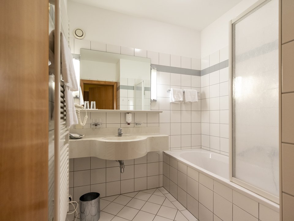 Bad im Hotel Familienzimmer 4* im Hotel Lercher Bad im Hotel Familienzimmer 4* im Hotel Lercher