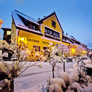 Murauer Gasthof Hotel Lercher in abendlicher Winterstimmung. Murauer Gasthof Hotel Lercher in abendlicher Winterstimmung.