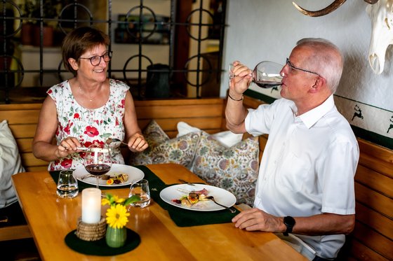 Paar beim Abendessen in Lercher's Wirtshaus (c) TVB Murau - Tom Lamm