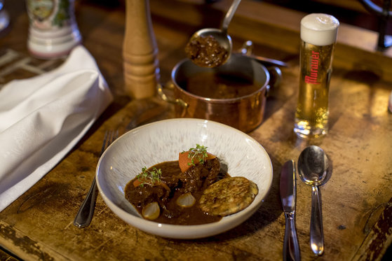 Herzhaftes Essen mit Bier in Lercher's Wirtshaus (c) Tom Lamm