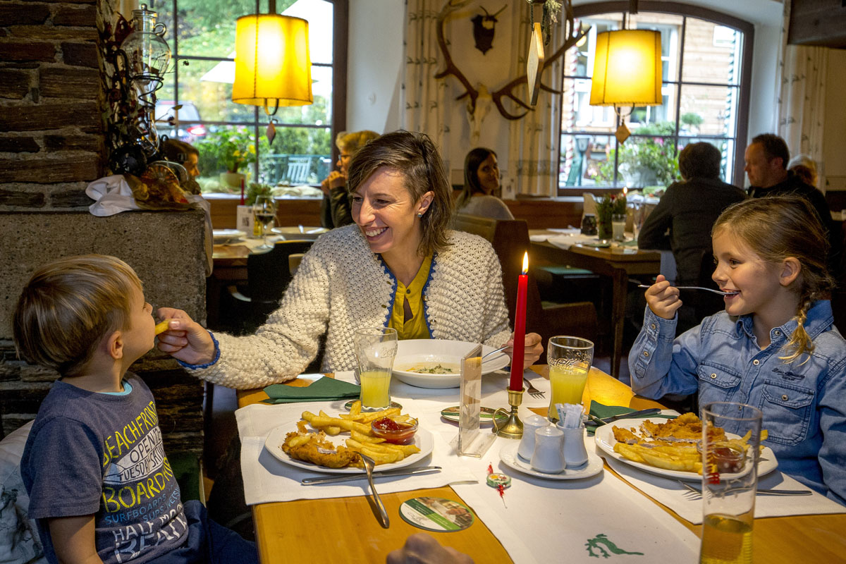 Essen mit der ganzen Familie im Murauer Gasthof